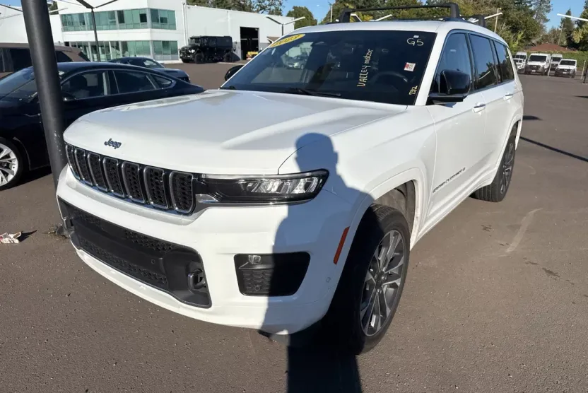 2023 Jeep Grand Cherokee Overland photo 1