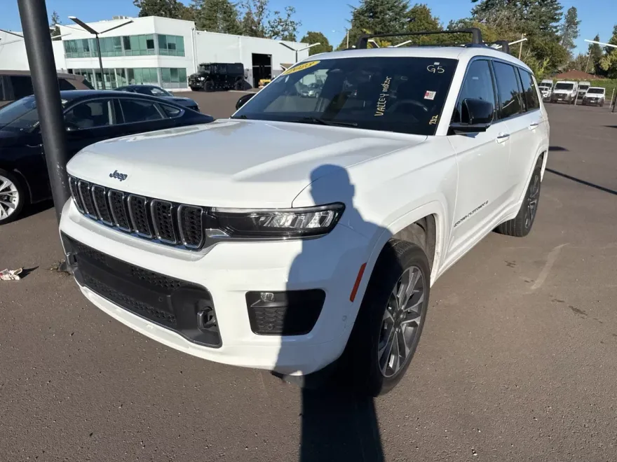 2023 Jeep Grand Cherokee Overland photo 1