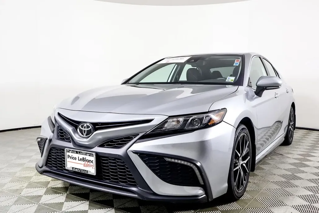 2023 Toyota Camry SE photo 1