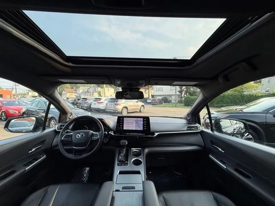 2022 Toyota Sienna XSE photo 29