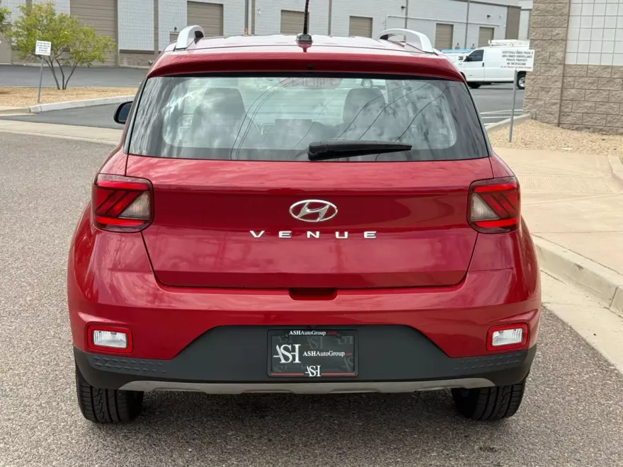2023 Hyundai Venue SEL photo 2