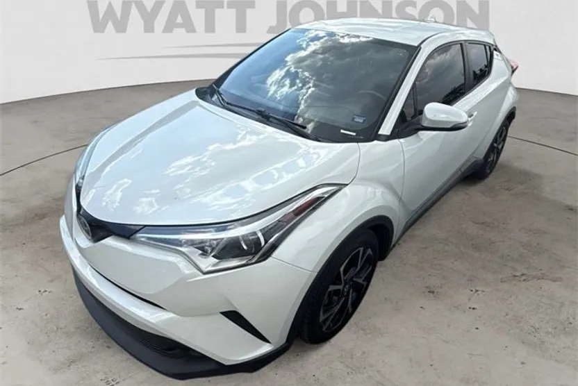 2019 Toyota C-HR XLE photo 1