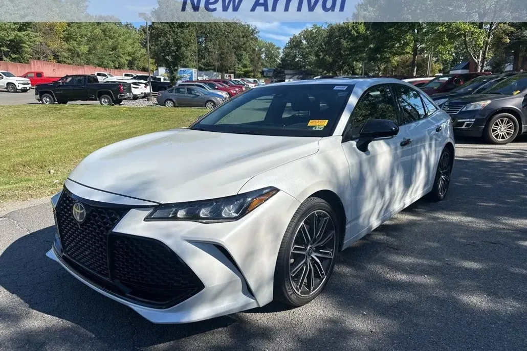 2022 Toyota Avalon Hybrid XSE photo 1