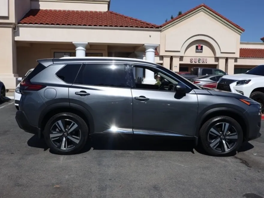2023 Nissan Rogue SL photo 1