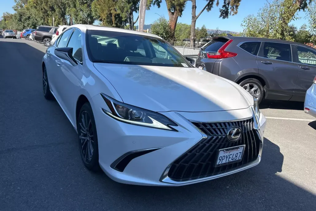 2025 Lexus ES 300h photo 1