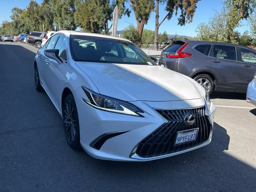 2025 Lexus ES 300h photo 1