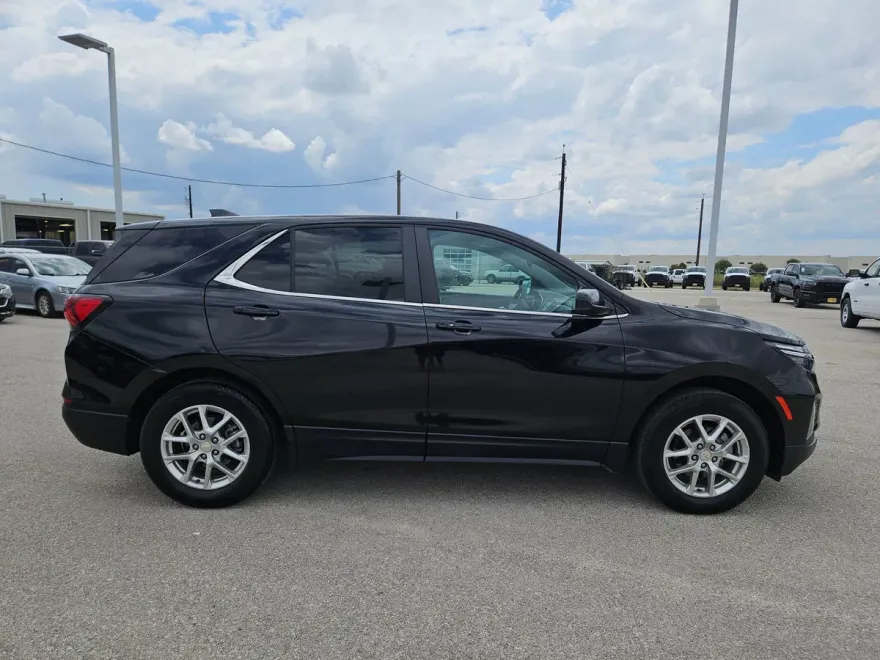 2023 Chevrolet Equinox LT photo 1