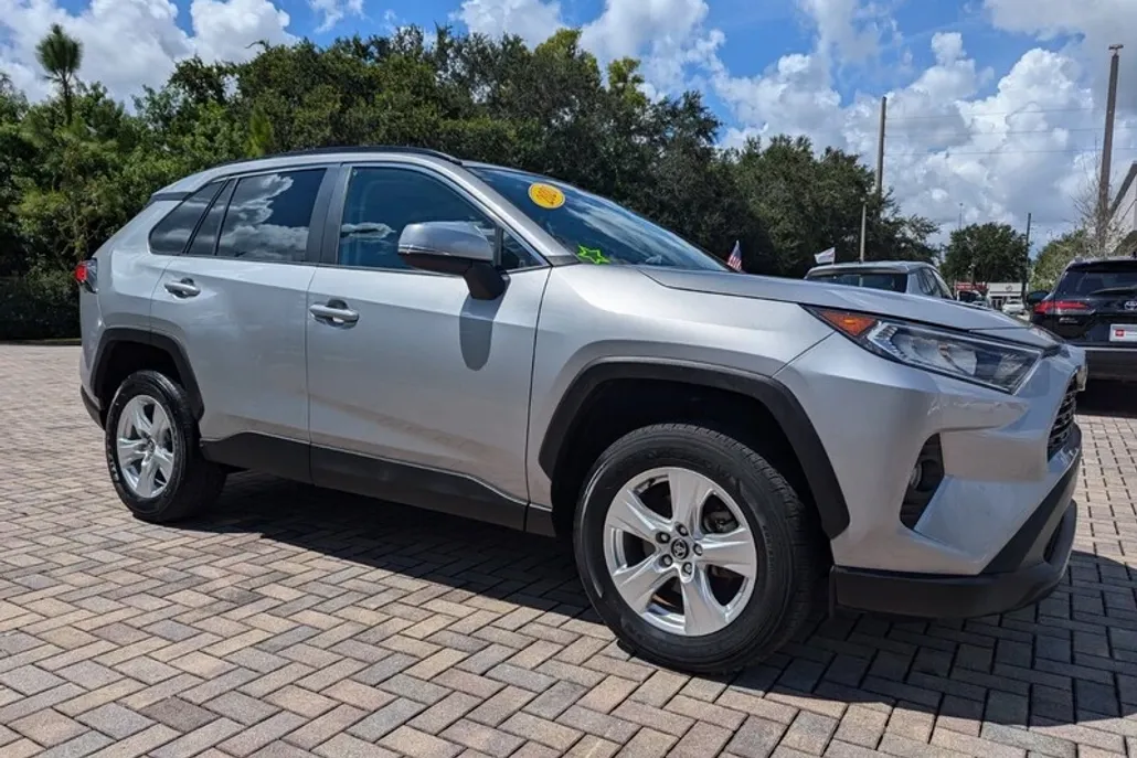 2020 Toyota RAV4 XLE photo 1