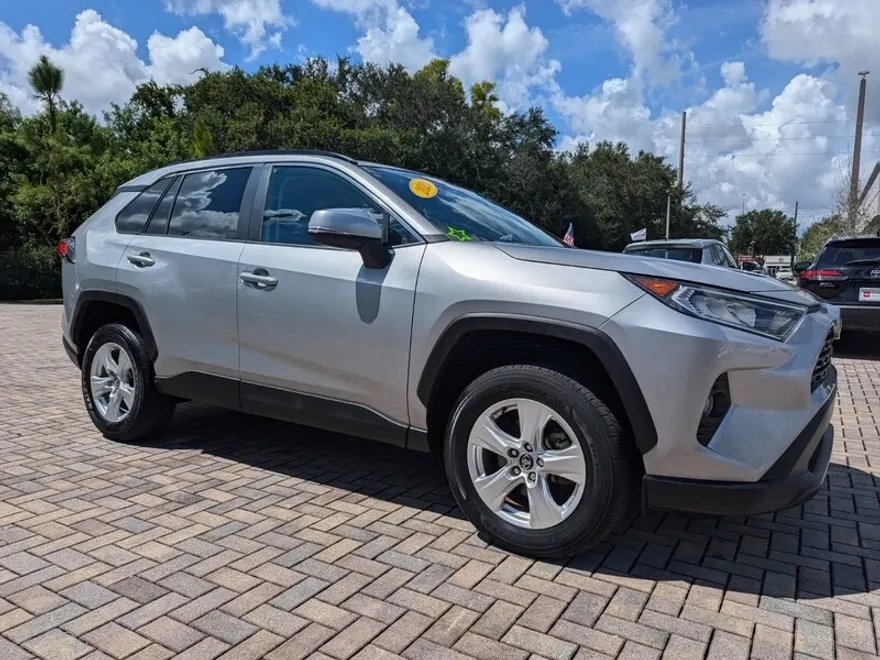2020 Toyota RAV4 XLE photo 1
