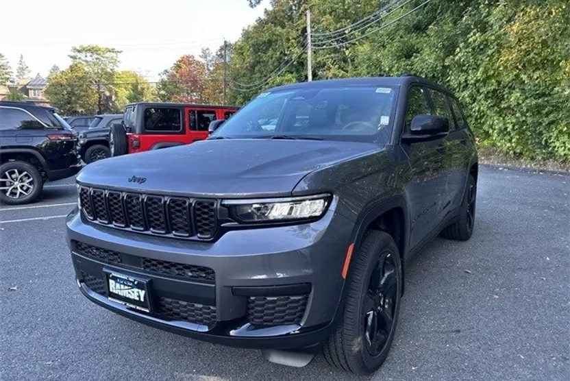 2025 Jeep Grand Cherokee Altitude photo 1