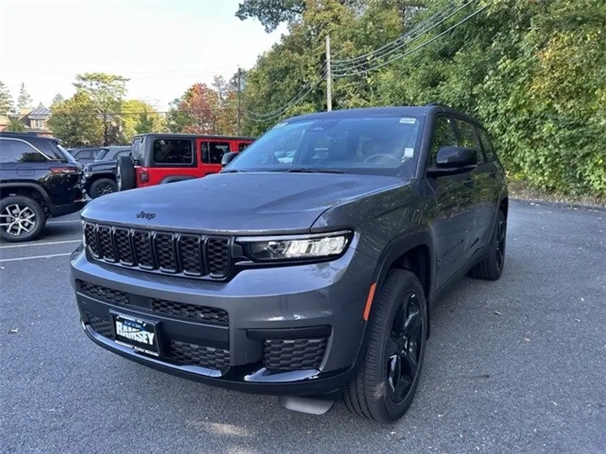 2025 Jeep Grand Cherokee Altitude photo 1