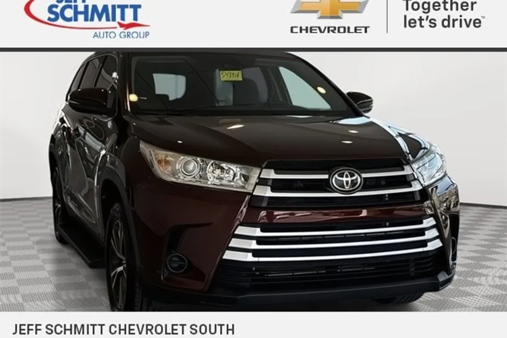 2019 Toyota Highlander LE photo 1