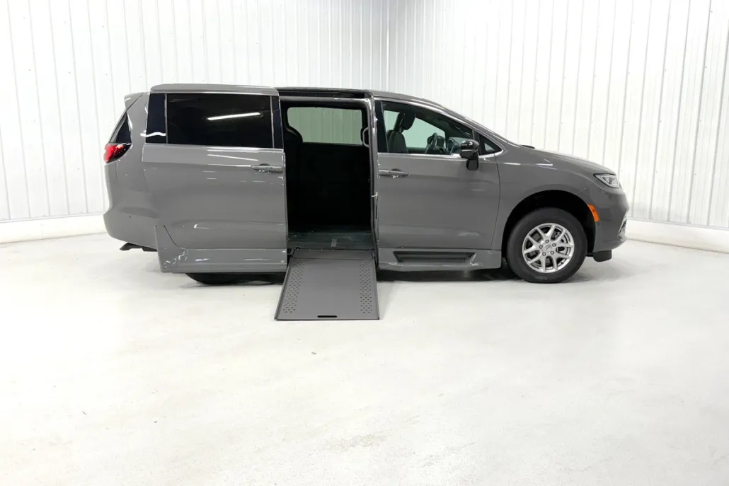 2025 Chrysler Pacifica photo 1