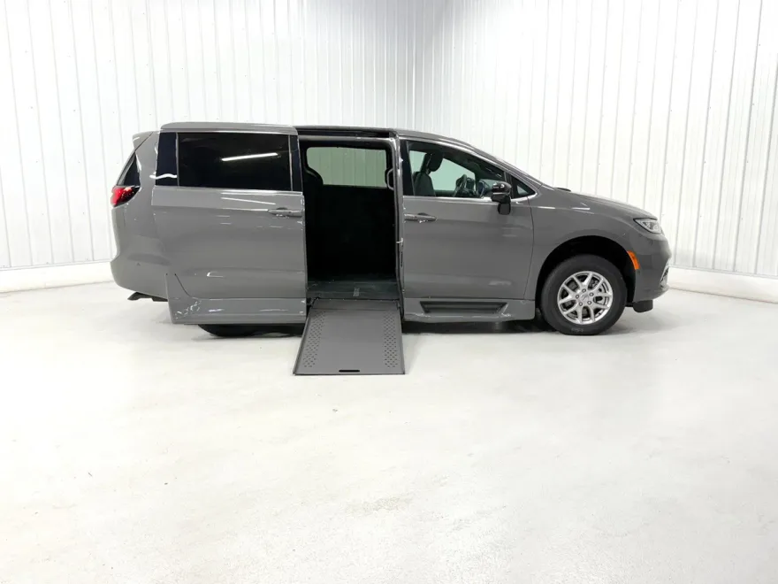 2025 Chrysler Pacifica photo 1