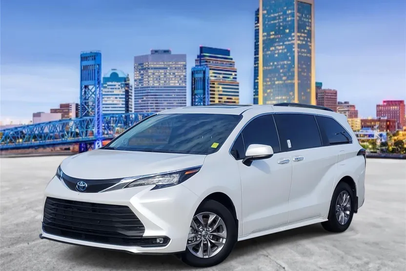 2025 Toyota Sienna XLE photo 1