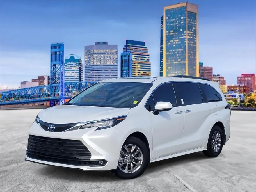 2025 Toyota Sienna XLE photo 1