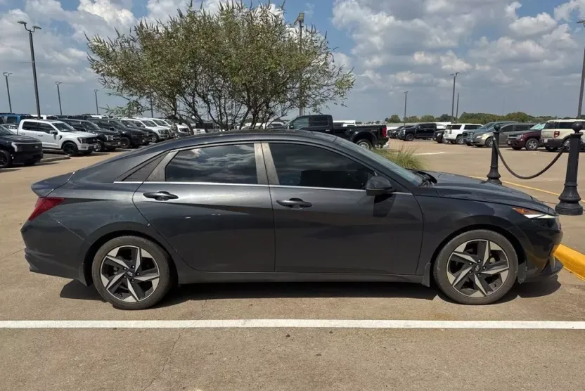 2022 Hyundai Elantra SEL photo 1