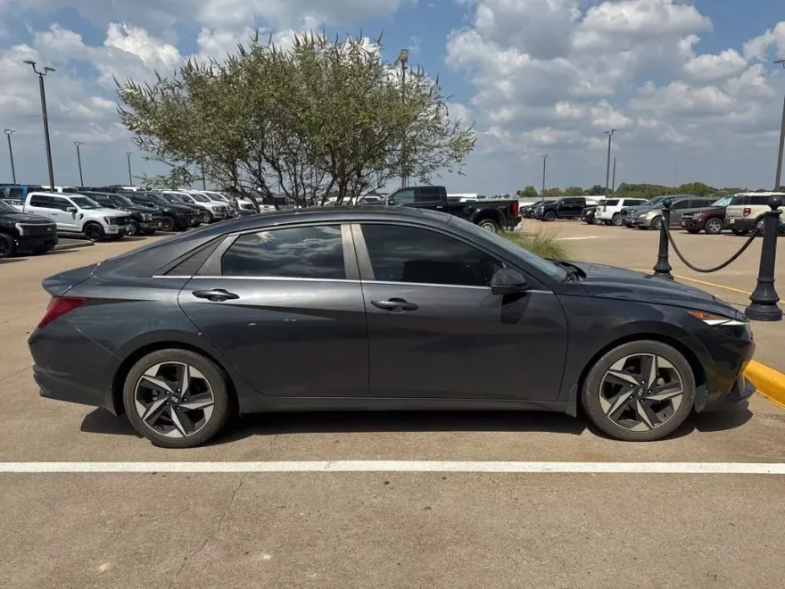 2022 Hyundai Elantra SEL photo 1