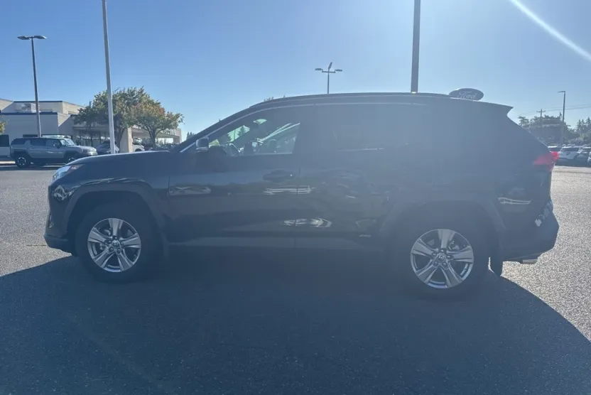 2023 Toyota RAV4 Hybrid XLE photo 1