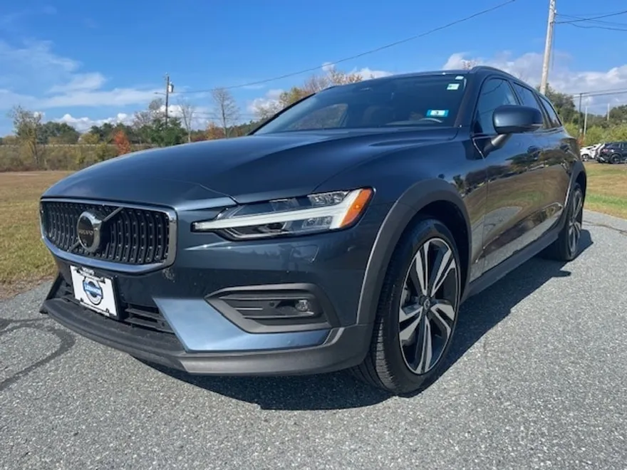 2025 Volvo V60 Cross Country B5 Plus photo 1