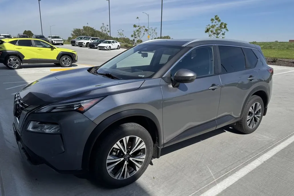 2022 Nissan Rogue SV photo 1