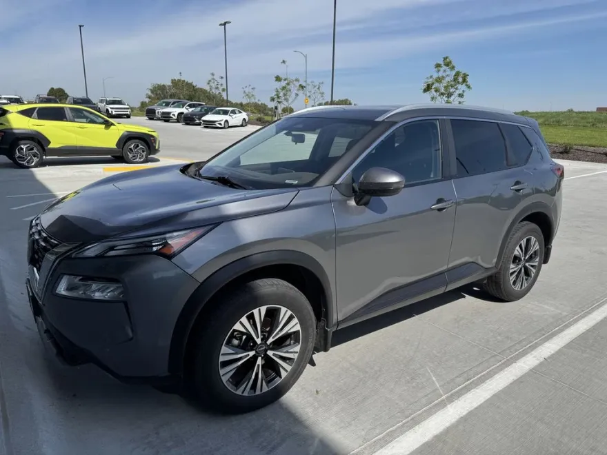 2022 Nissan Rogue SV photo 1