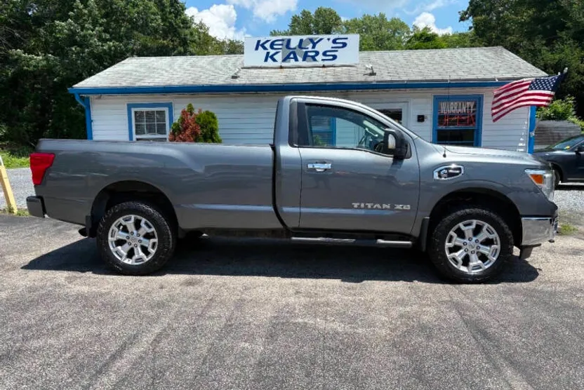 2017 Nissan Titan SV photo 1