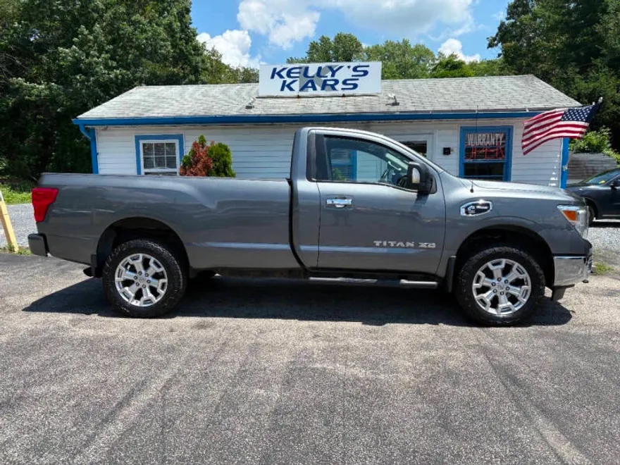 2017 Nissan Titan SV photo 1