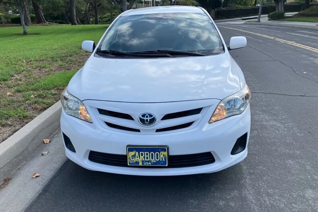 2011 Toyota Corolla LE photo 1