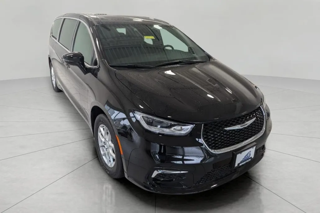 2026 Chrysler Pacifica photo 1