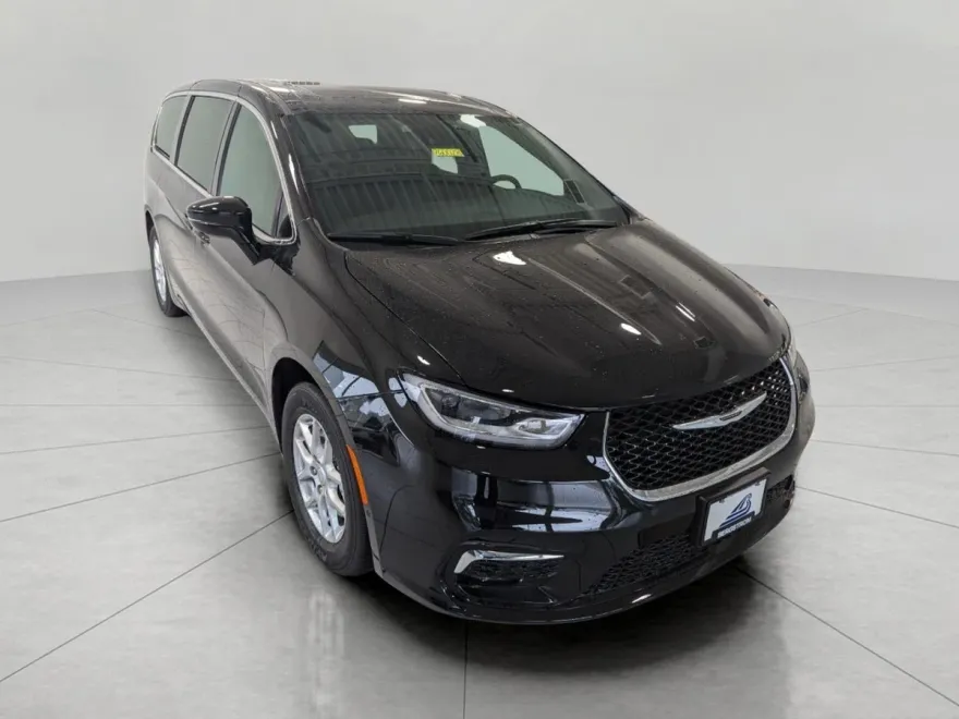 2026 Chrysler Pacifica photo 1
