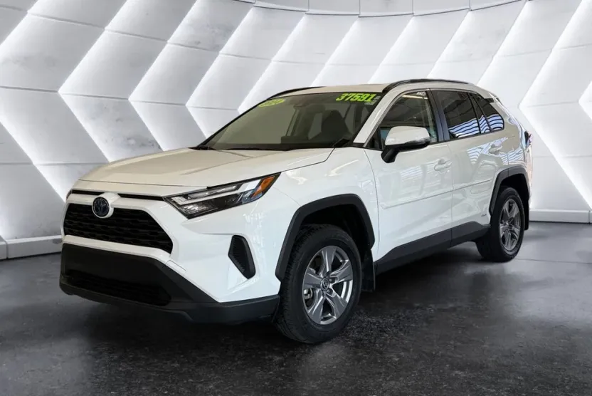 2024 Toyota RAV4 Hybrid XLE photo 1