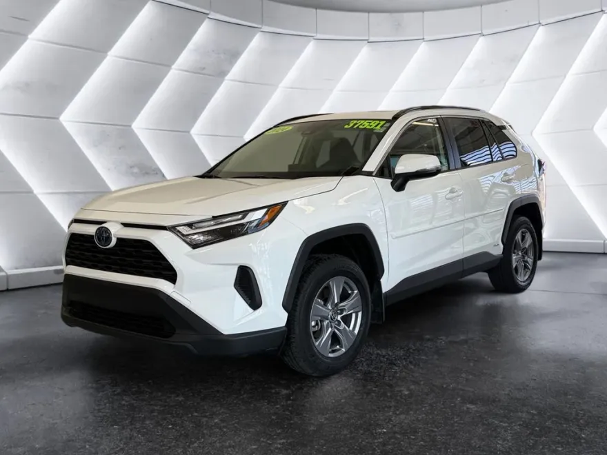 2024 Toyota RAV4 Hybrid XLE photo 1