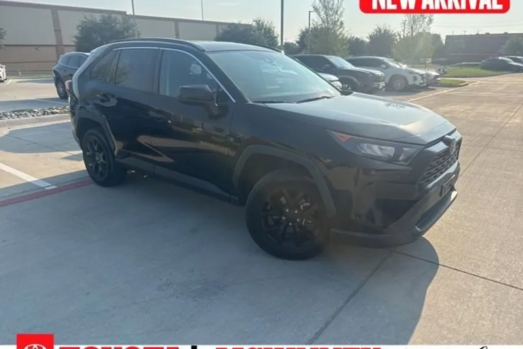 2021 Toyota RAV4 LE photo 1
