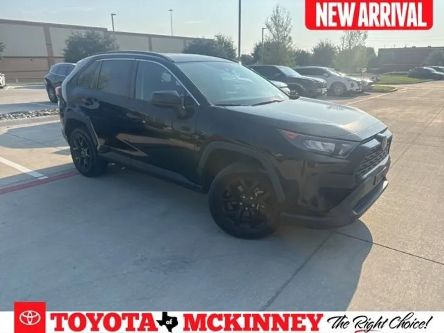 2021 Toyota RAV4 LE photo 1