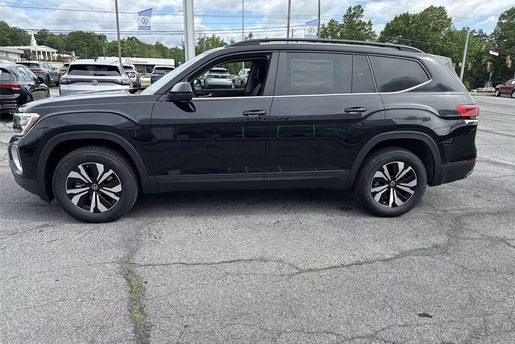 2025 Volkswagen Atlas SE photo 1
