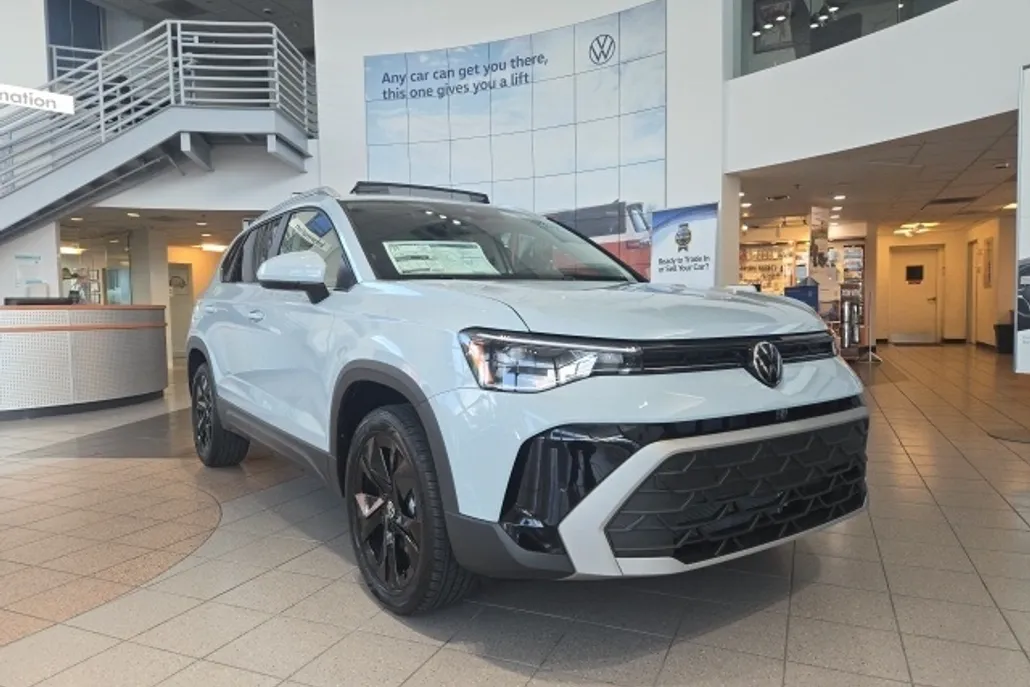 2025 Volkswagen Taos SE photo 1