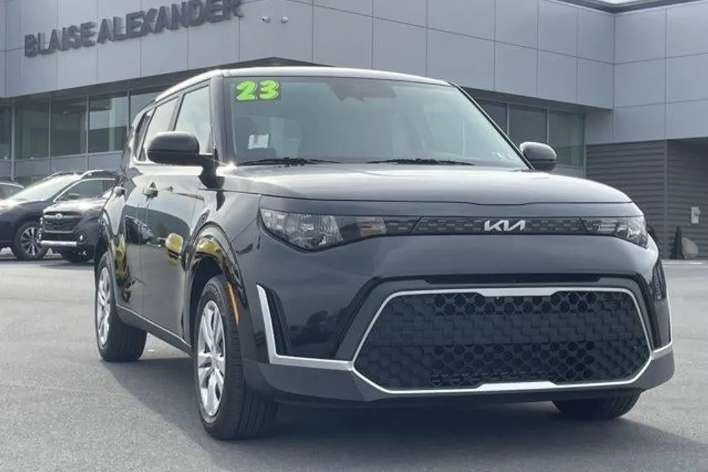 2023 Kia Soul LX photo 1