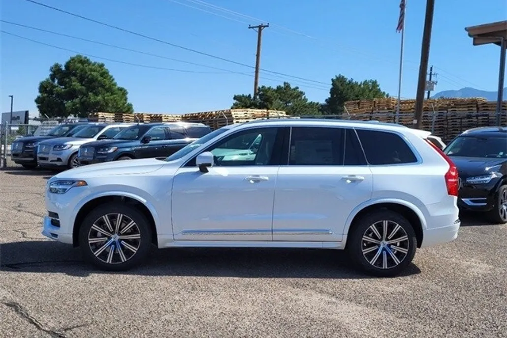 2025 Volvo XC90 B5 Core photo 1