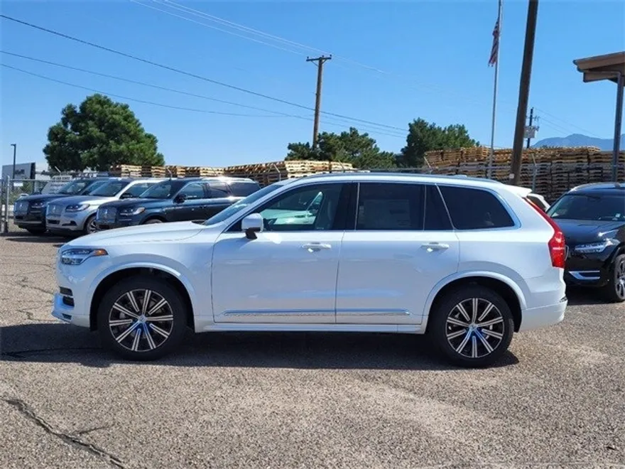 2025 Volvo XC90 B5 Core photo 1