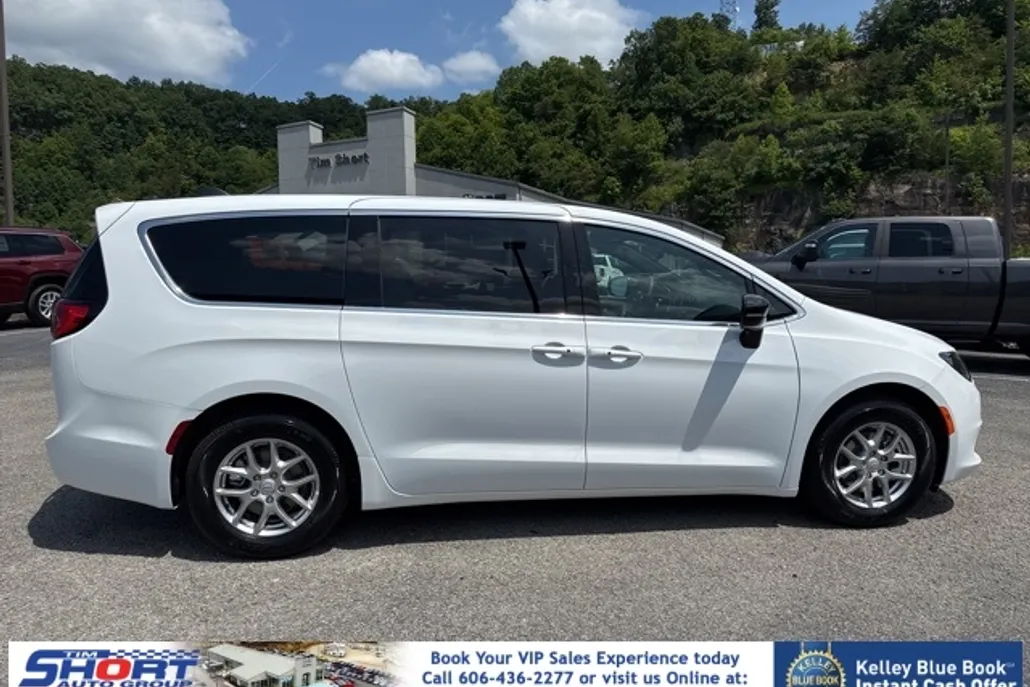 2025 Chrysler Voyager LX photo 1