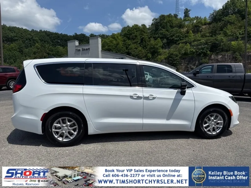 2025 Chrysler Voyager LX photo 1