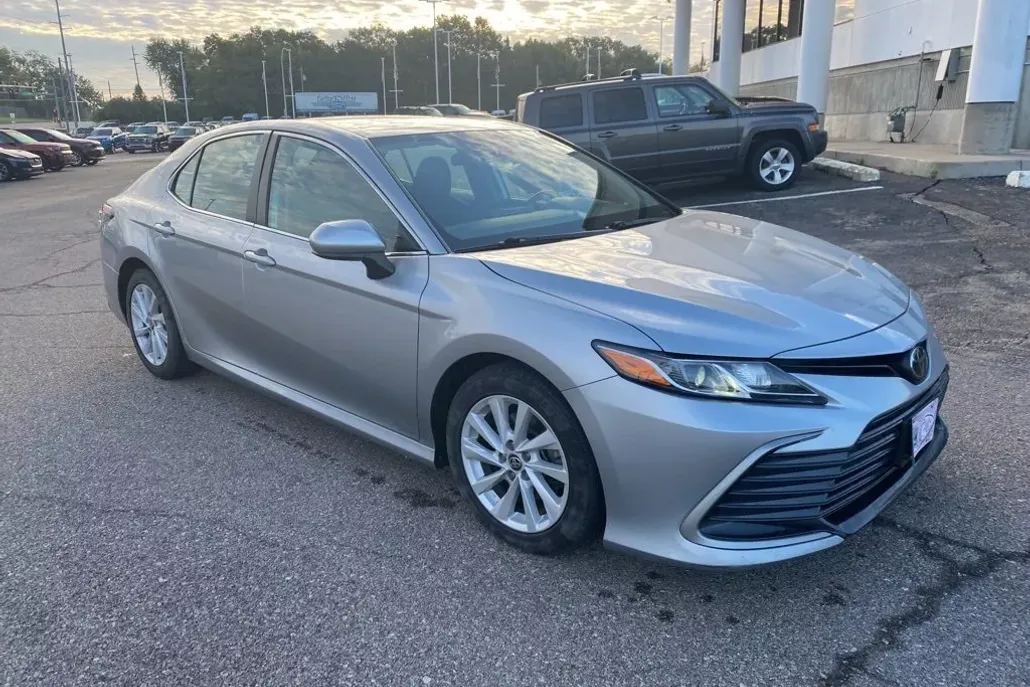 2022 Toyota Camry LE photo 1