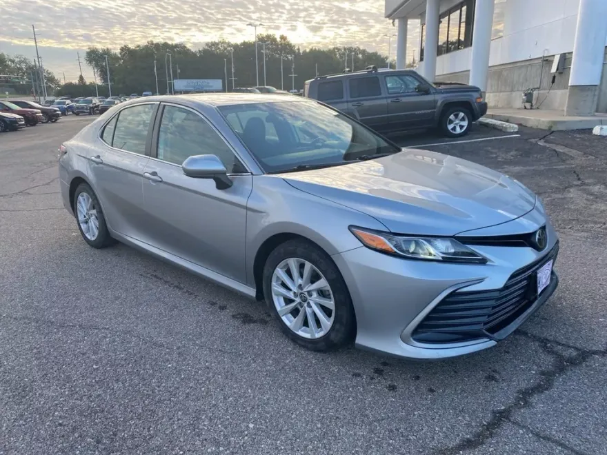 2022 Toyota Camry LE photo 1