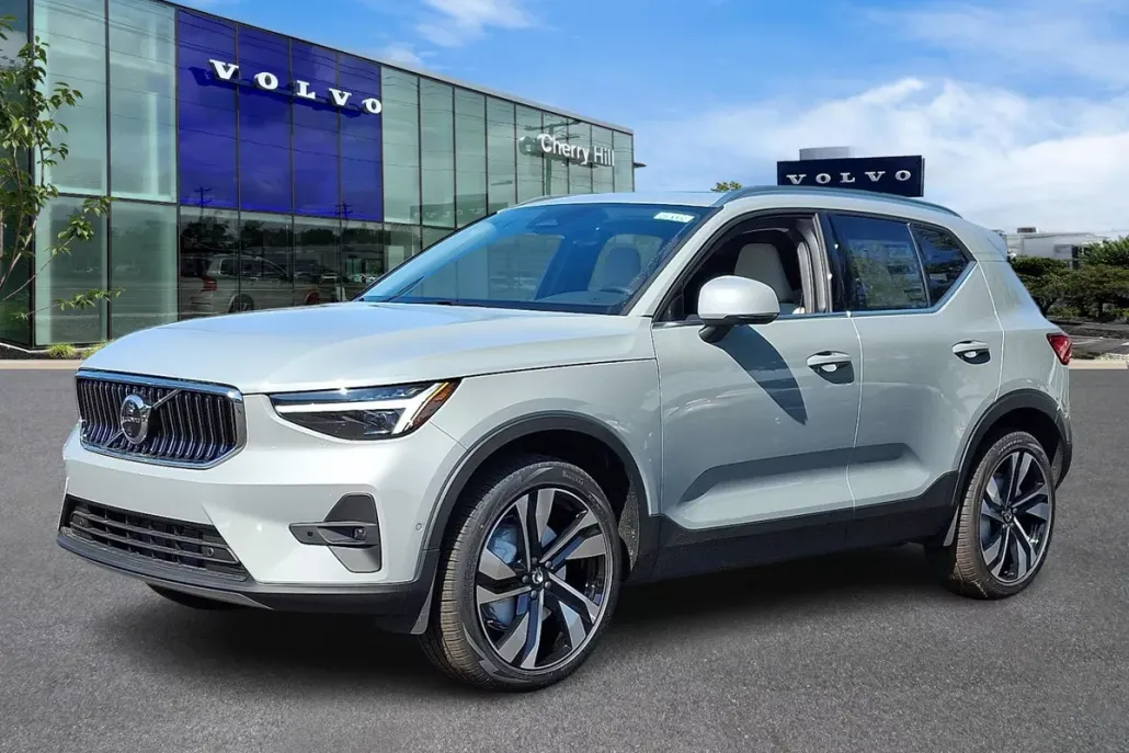 2025 Volvo XC40 photo 1