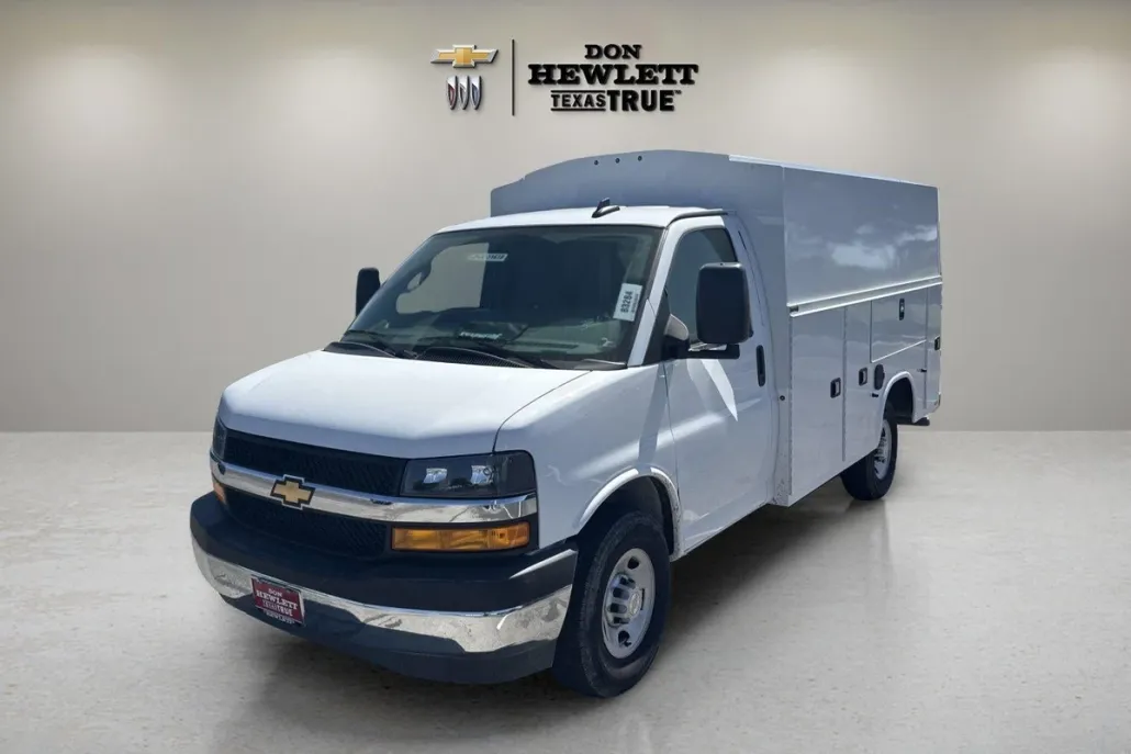 2025 Chevrolet Express Cutaway 3500 photo 1