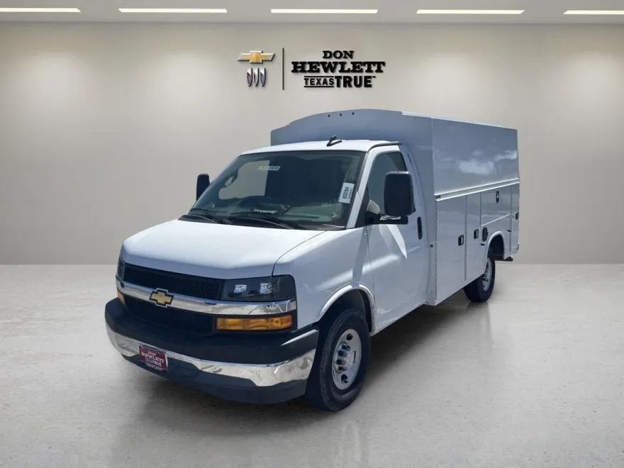2025 Chevrolet Express Cutaway 3500 photo 1
