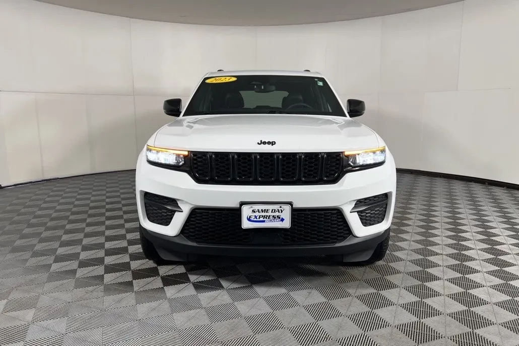 2023 Jeep Grand Cherokee Laredo Altitude X photo 1