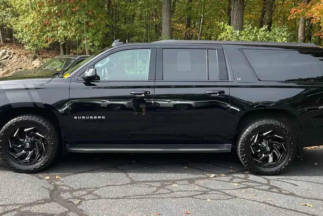 2016 Chevrolet Suburban LT photo 1