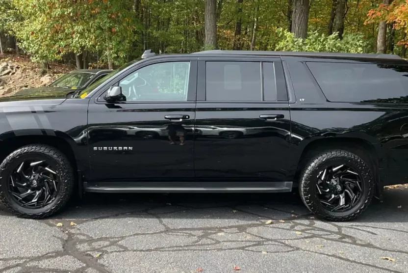 2016 Chevrolet Suburban LT photo 1